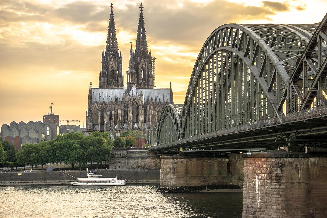 ICE International trein naar Keulen en Frankfurt voor stedentrips, met informatie over goedkope treinkaartjes en prijskalende